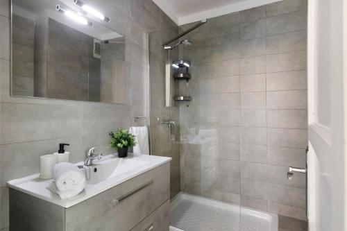 a bathroom with a sink and a shower at Casa Paloma in Costa Teguise