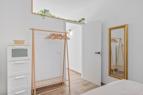 a bedroom with a mirror and a dresser at Rincón De Agustín in Mácher