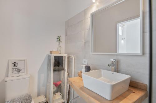 a bathroom with a white sink and a mirror at Rincón De Agustín in Mácher