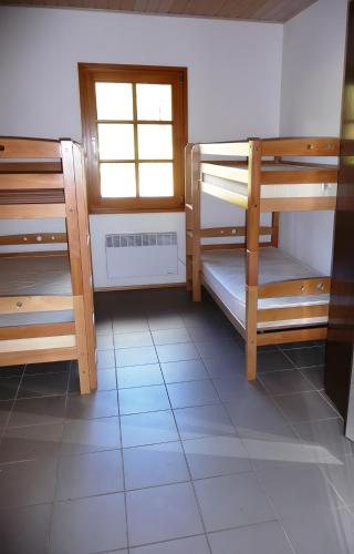 a room with two bunk beds and a window at Maison Sulz in Montendre
