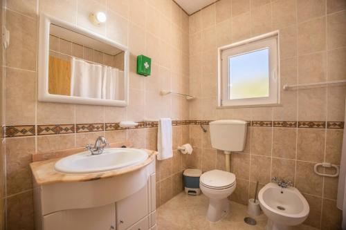 a bathroom with a sink and a toilet at Casa Fernandes in Burgau