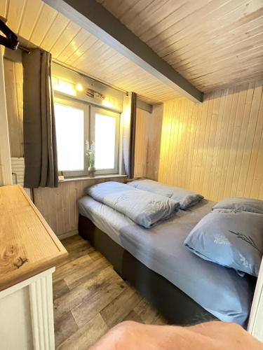 two beds in a small room with a window at Leonies Emsblick in Walchum