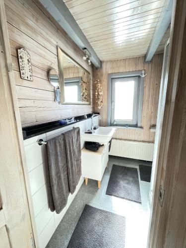 a bathroom with a sink and a toilet in it at Leonies Emsblick in Walchum