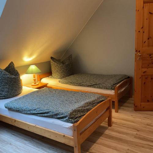 two twin beds in a room with a roof at Ferienhof Anke Thiede in Lehe