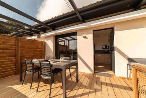 En balkon eller terrasse på Gîtes du Soleil