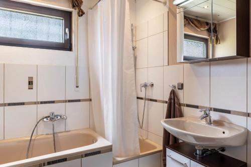 a bathroom with a sink and a bath tub at Ferienwohnung Sonnenschein in Bad Hersfeld