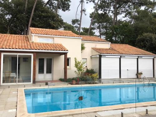 Maison piscine partagée vers ocean