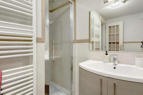 a bathroom with a sink and a shower at Casa Gardenia in Arvier