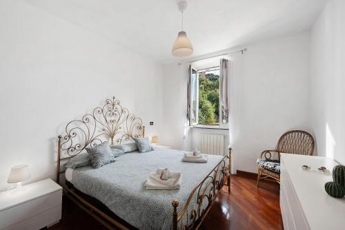 a bedroom with a bed with towels on it at Mela Garden House in Genoa