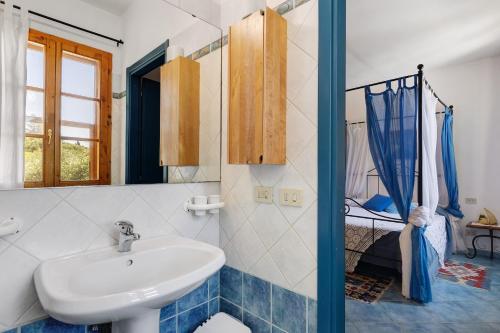 a bathroom with a sink and a toilet at La Ripa - Appartamento Il Fienile in San Gimignano