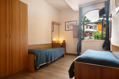 a room with two beds and a window at Appartamento Bilocale Moneglia 22 in Moneglia