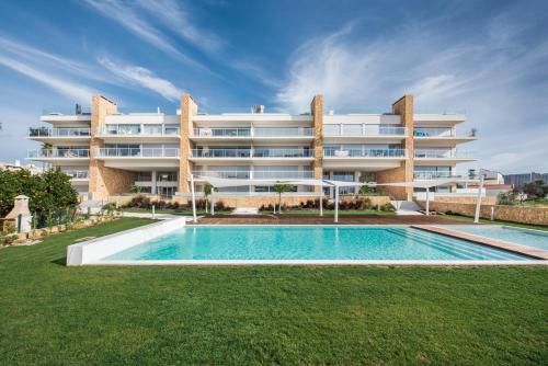 Lovely Modern Apartment With Pool
