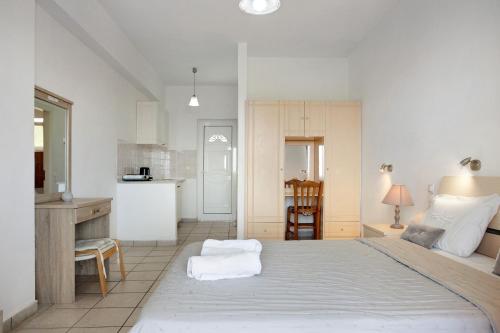 Yiannis Studio 5