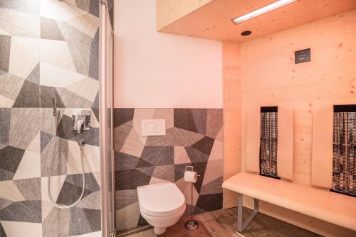 a bathroom with a toilet and a shower at Apartment Cinch Residence Bun Ste in San Vigilio Di Marebbe