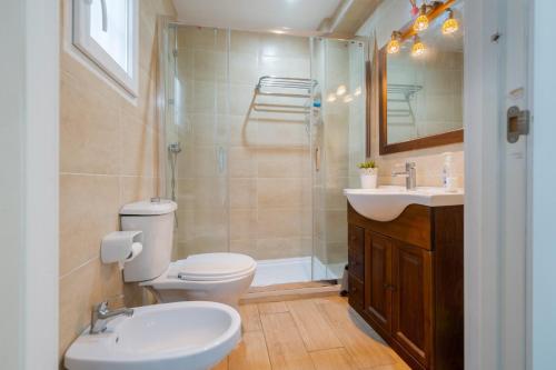 a bathroom with a toilet and a sink and a shower at Casa Familiar con Piscina in La Rinconada