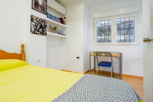 a bedroom with a bed and a blue chair at Casa Familiar con Piscina in La Rinconada