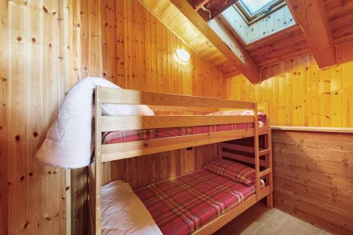 a bedroom with two bunk beds in a cabin at La Maison de Marguerite in Saint Vincent