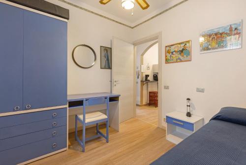 a bedroom with a blue dresser and a blue desk at Casabb in Toscolano Maderno