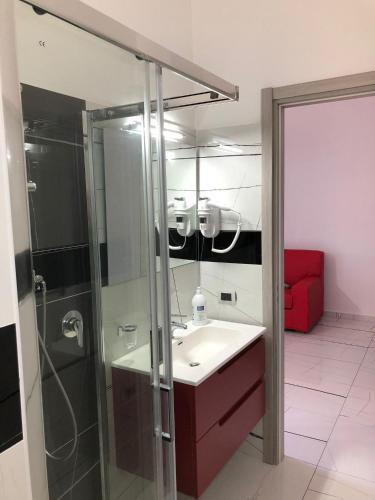 a bathroom with a glass shower and a sink at Casa vacanze Capo Rizzuto 3 in Capo Rizzuto
