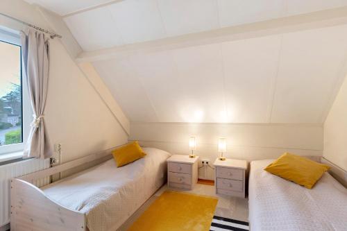 two beds in a room with a window at Nordseezeit Strandnah u Poolrabatt in Butjadingen