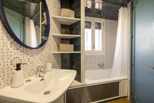 a bathroom with a sink and a mirror at Villa La Guaita in Ríudecañas