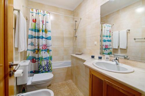a bathroom with a sink and a toilet and a shower at Vilamoura Tenis 58 in Quarteira