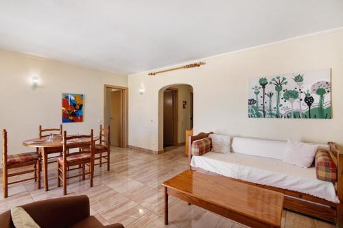 a living room with a couch and a table at Casa Enxame in Armação de Pêra