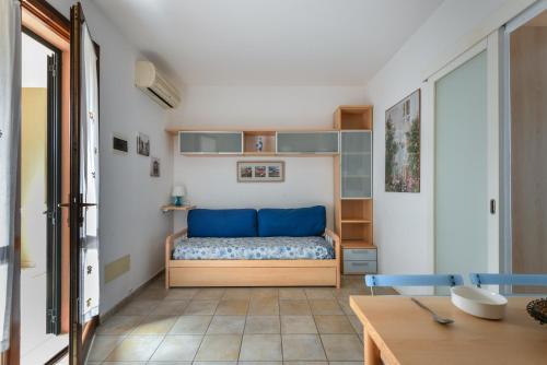 a small room with a bed and a table at Appartamento 3b in Campo nell'Elba
