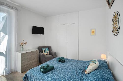 a bedroom with a bed with two pillows on it at Cà du Mandaìn in Pairola
