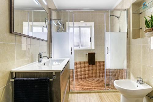 a bathroom with a shower and a sink and a toilet at Tío Salvador in Bolbaite