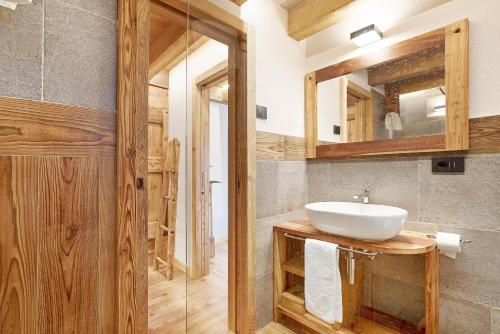 a bathroom with a sink and a mirror at Casa Promindoz in Valtournenche