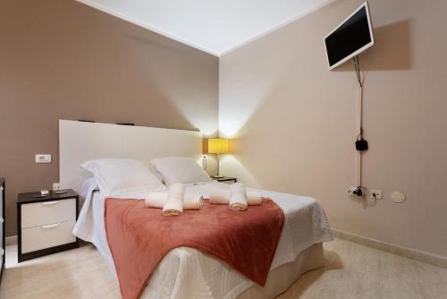 a bedroom with a bed with towels on it at Apartamento Romo in Candelaria