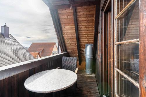 a balcony with a table and a window at Gästehaus Siebter Himmel in Burkheim