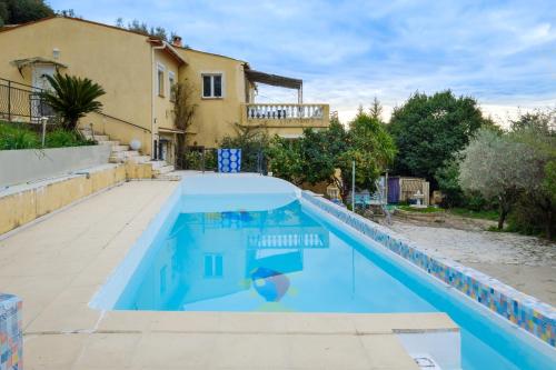 Басейн в или близо до Appartement Falicon