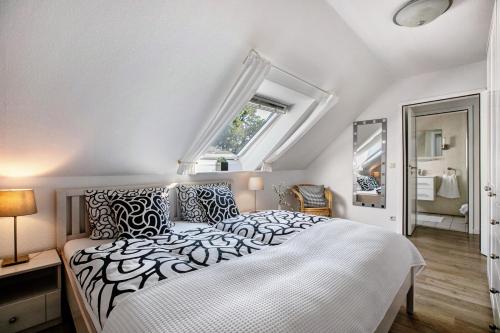 a bedroom with a large white bed with a window at Ferienwohnung Marita Carstensen in Viöl