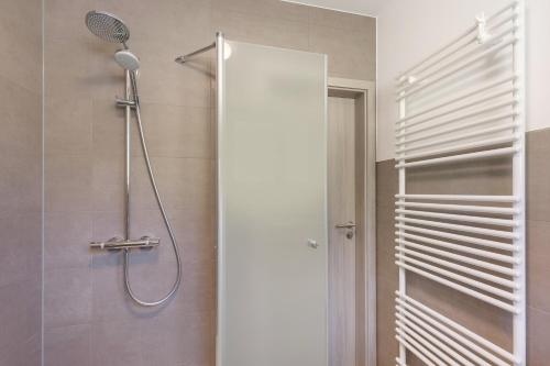 a bathroom with a shower with a shower head at Ferienanlage am Seerand in Joachimsthal