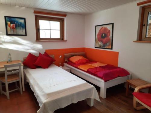 a bedroom with two beds and a desk and a window at Ferienwohnung Dörflich in Meinerzhagen
