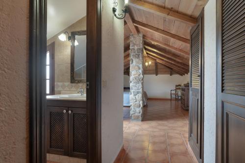 a bathroom with a sink and a mirror in a room at Villa los mellizos in Arriate
