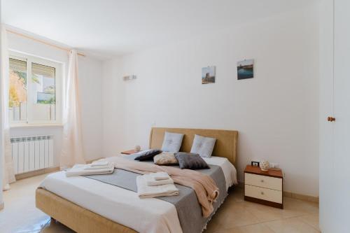 a bedroom with a bed with towels on it at Casa vacanze Elettra in centro in Otranto