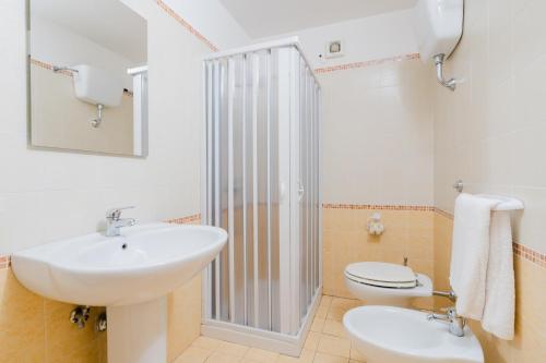 a bathroom with a sink and a toilet at Casa vacanze Elettra in centro in Otranto