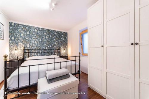 a bedroom with two beds and a closet at Ferienwohnung Auszeit in Niederviehbach