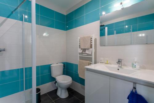 a bathroom with a toilet and a sink at Chambre d'hôtes Ticounat in Piets-Plasence-Moustrou