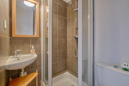 a bathroom with a shower and a sink and a toilet at appartement duplex in LʼHuez