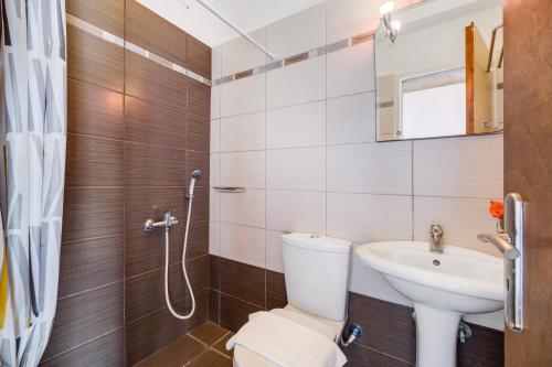 a bathroom with a toilet and a sink at Studio Rea in Póndi