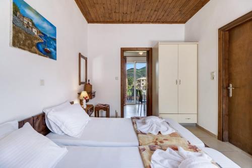 a bedroom with two beds and a wooden ceiling at Studio Rea in Póndi