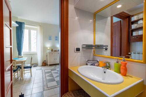 a bathroom with a sink and a mirror at Acquamarina in Giovinazzo