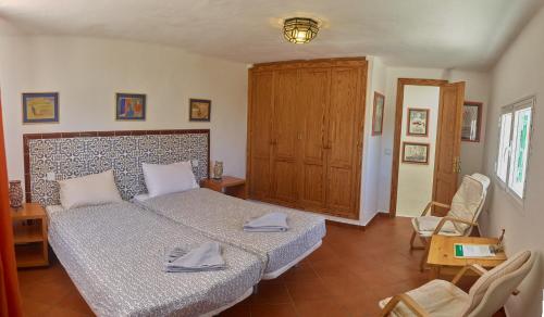 a bedroom with a bed and a table and chairs at Finca La Calerita D in Uga