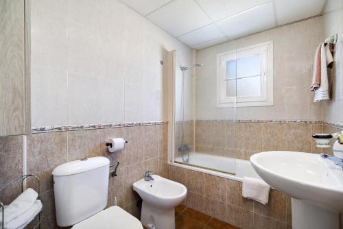 a bathroom with a toilet and a sink at Casa Costa Ballena Dahlia in Costa Ballena