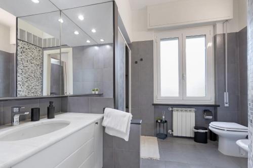 a bathroom with a tub and a sink and a toilet at Casa vacanze Brezza di Levante in Sestri Levante