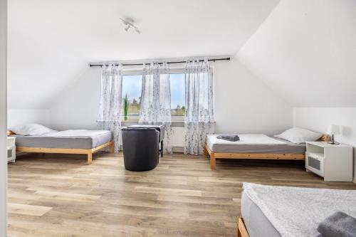 a room with two beds and a window at Ferienwohnung Krautsand in Drochtersen